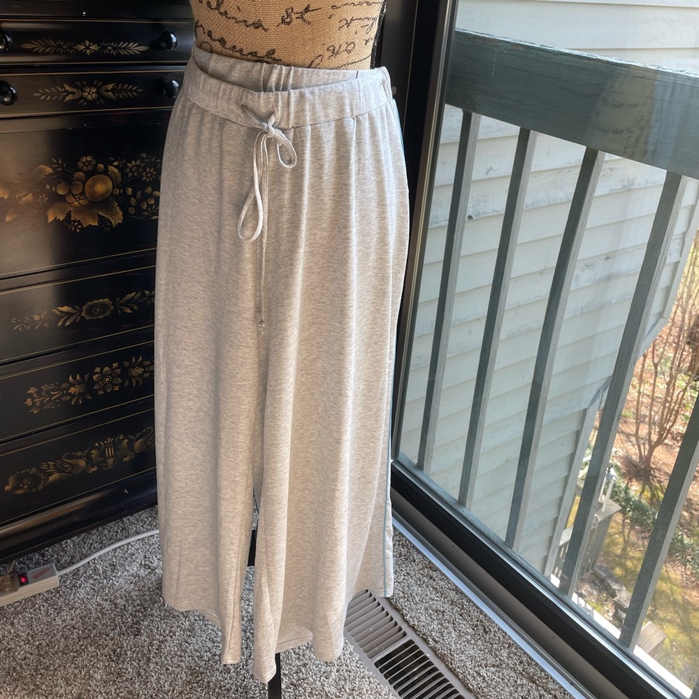 FRESH PRODUCE SULLIVAN CAPRI…light gray….1x NWT
